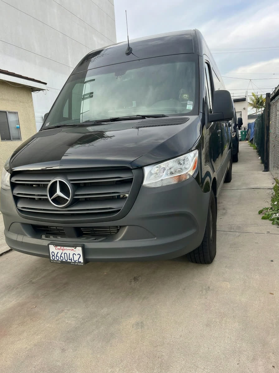 Mercedes-Benz Sprinter van front view
